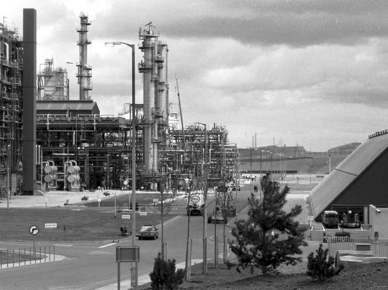 The Esso ethylene plant at Mossmorran, Fife, in June 1986, showing the sloping wall of Beverkae House on the right, protection against an explosion or blast at the plant
