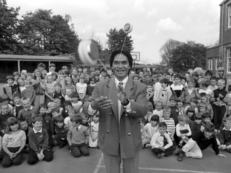 Philippine yo-yo champion Roy Bautista demonstrates his skill to children at Glencorse Primary School near Edinburgh in June 1989