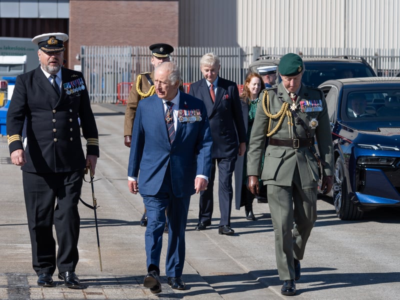 His Majesty The King (centre) and the 1st Sea Lord, General Sir Gwyn Jenkins (right), seen here arriving at the commissioning ceremony of HMS Agamemnon in Barrow-in-Furness (22/09/2025). 