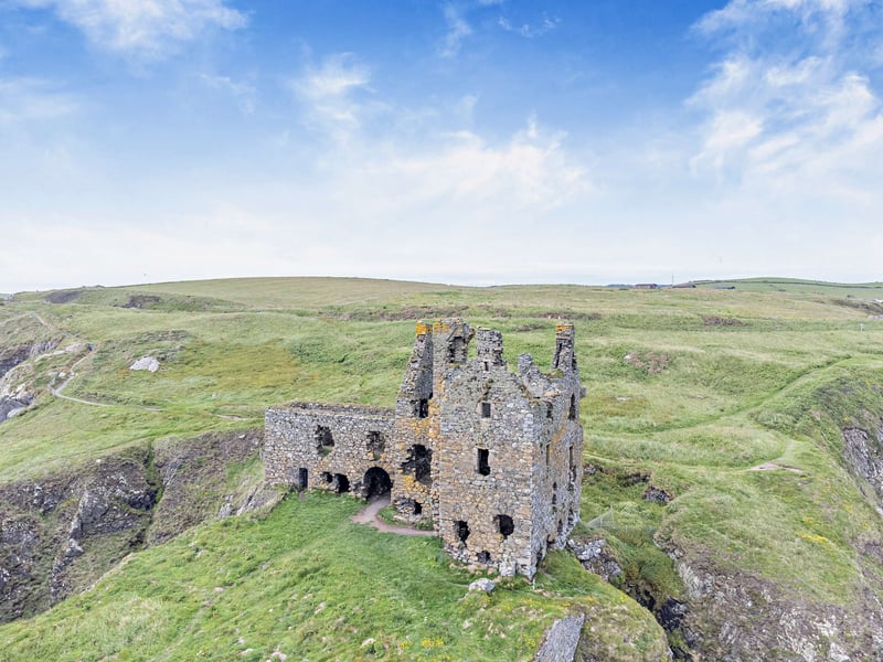 The castle features a large, three-storey tower house measuring 30 metres by 14 metres 