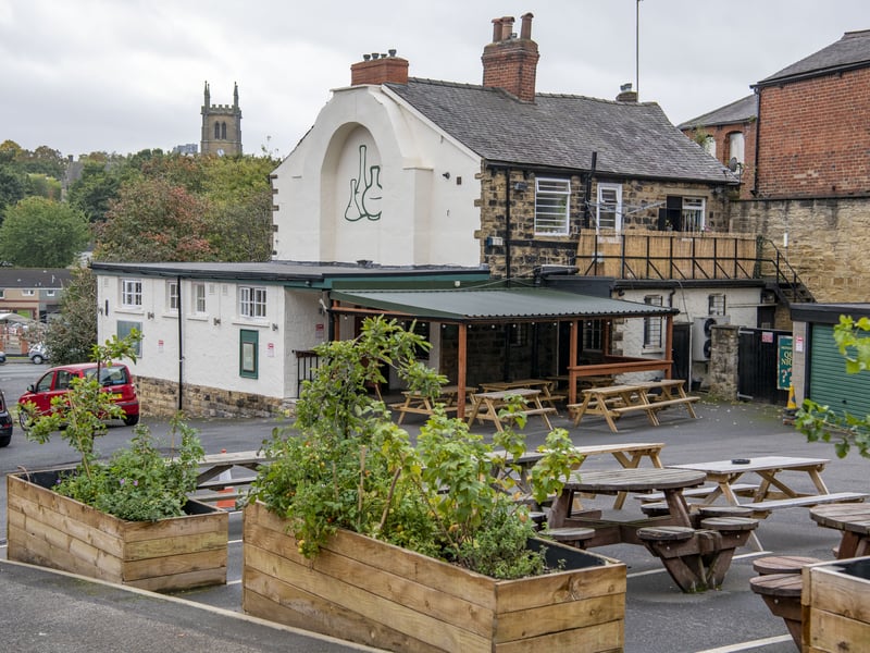 A Woodhouse legend known for its community soul. It’s the best spot for a traditional "session" atmosphere with fiddles, flutes, and a very warm welcome. It’s a 'proper' pub that treats its lines with respect, ensuring a solid, reliable pint every time. 🍺 9 Johnston St, Woodhouse, Leeds LS6 2NG