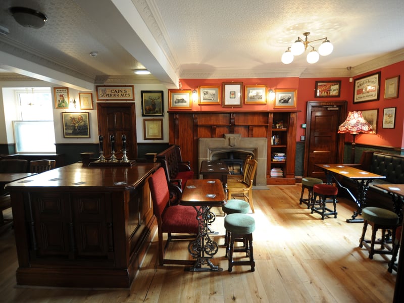 The ultimate riverside retreat. Famous for its flood-defying spirit and one of the best beer gardens in the North—rain or shine. Their Sunday roasts are legendary among locals and visitors alike. 🍴Bridge Rd, Kirkstall, Leeds LS5 3BW
