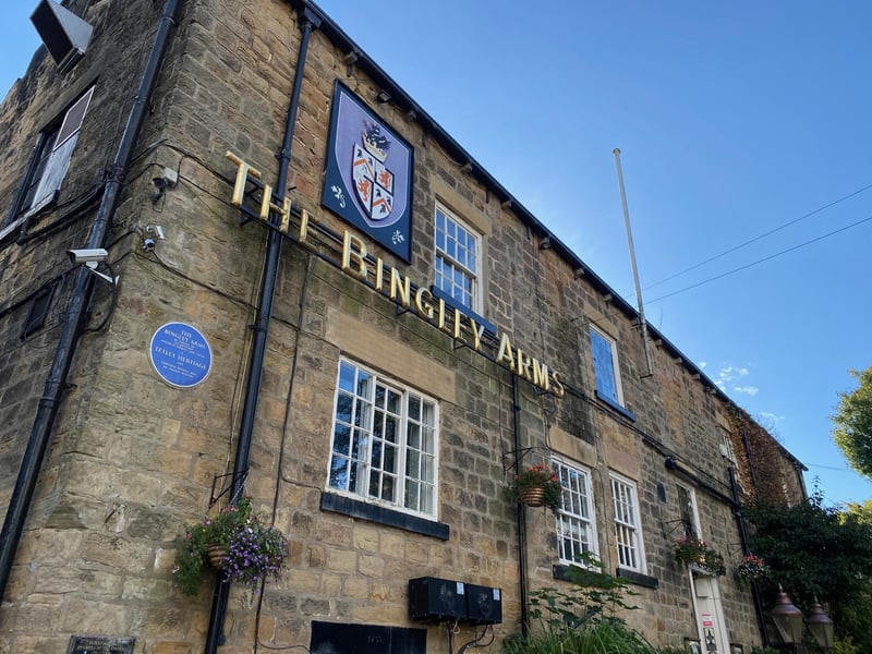 Steeped in over 1,000 years of history, this historic gem is reputed to be the oldest pub in England. Reviewers rave about the charm and excellent food, with the traditional Sunday roasts and cosy wood-burning stoves making it a top-tier destination for a rural lunch. 🍴 37 Church Lane, Bardsey, Leeds LS17 9DR