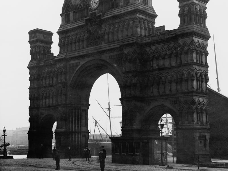 The magnificent Royal Arch in Dundee was built in 1848 to celebrate a visit by Queen Victoria four years previously. It was sadly demolished in 1964