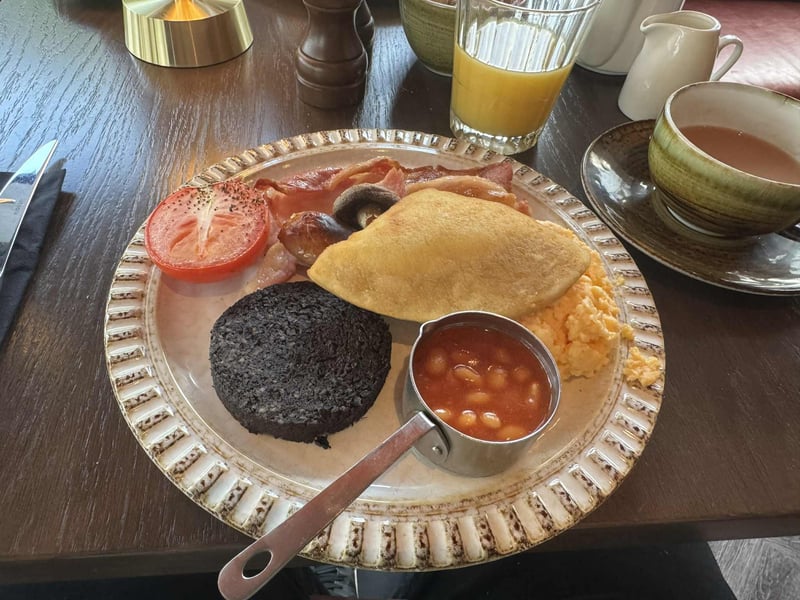 After a relaxing and comforting sleep, we enjoyed the full Scottish breakfast in the morning which was top drawer.