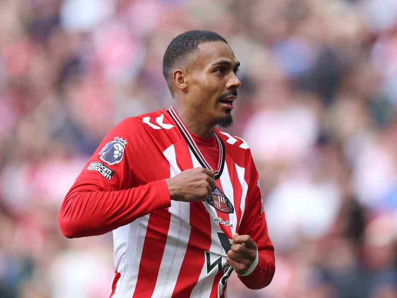 So unlucky that his excellent early effort on his weaker foot was ruled out for offside. Almost scored one audacious effort in the second when he took down a long pass from Alderete. Worked hard with little sight of goal in the main. 6