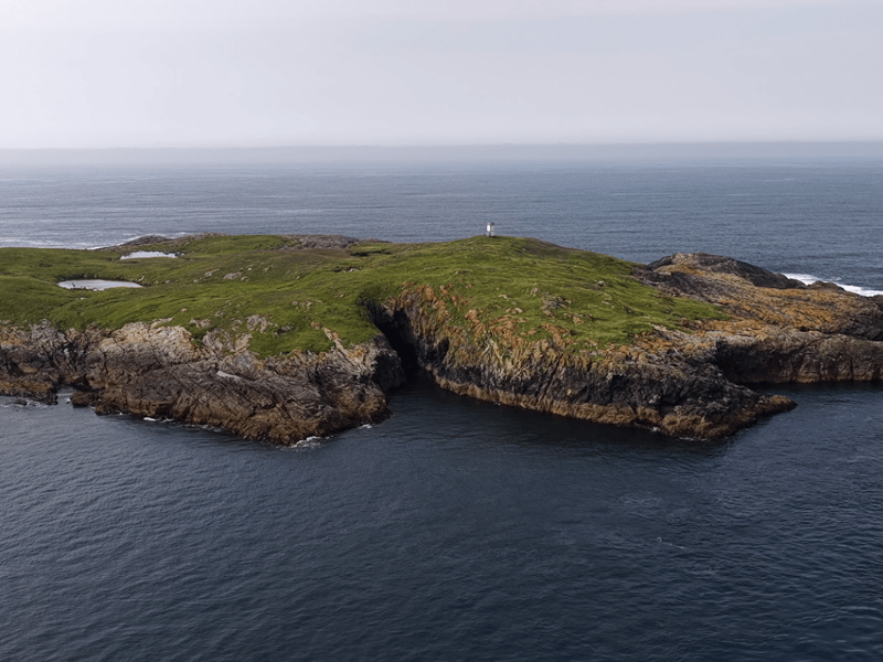 With views across nearby Harris, Scarp and Taransay, Gasker Island provides a vantage point within the Hebridean seascape.