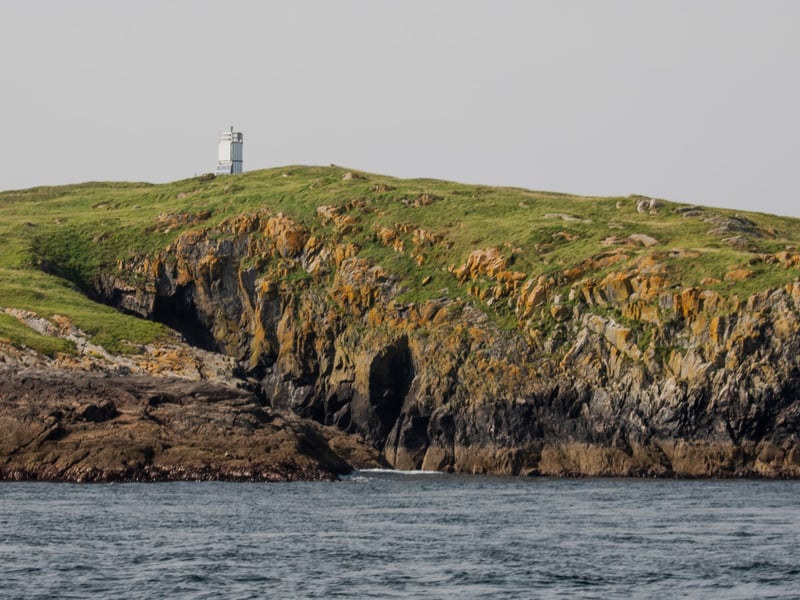 The island extends to approximately 71.21 acres, including the outcrop of Gasker Beag.