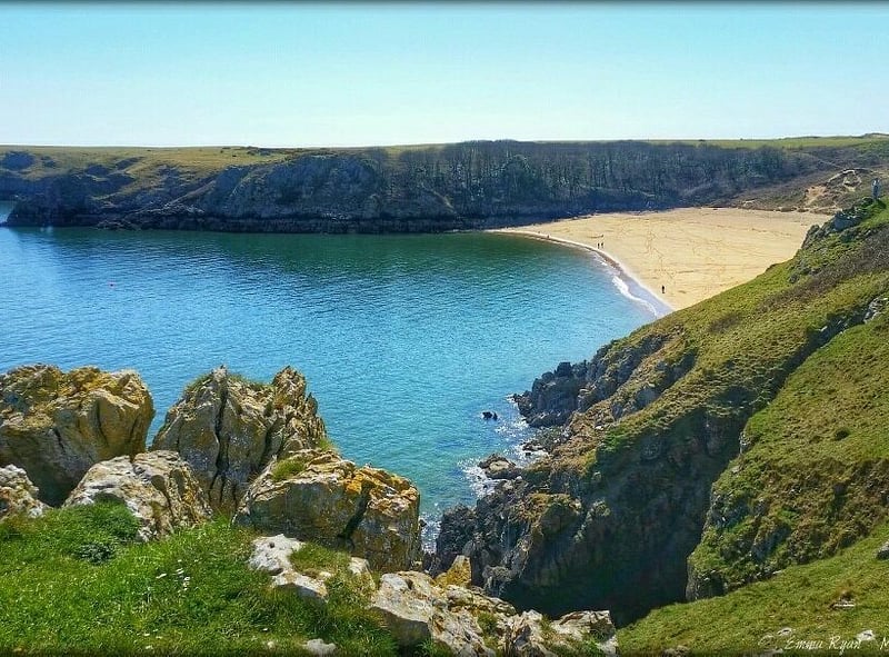 Accessible only by a short walk from the car park, Barafundle Bay is a breath-taking, secluded cove that feels like a hidden paradise, with a respectable score of 6.60/10. Its golden sands and crystal-clear waters, framed by pine trees and dramatic cliffs, give it a tropical feel. This Pembrokeshire gem is worth the walk for its incredible, unspoiled beauty and peaceful atmosphere.