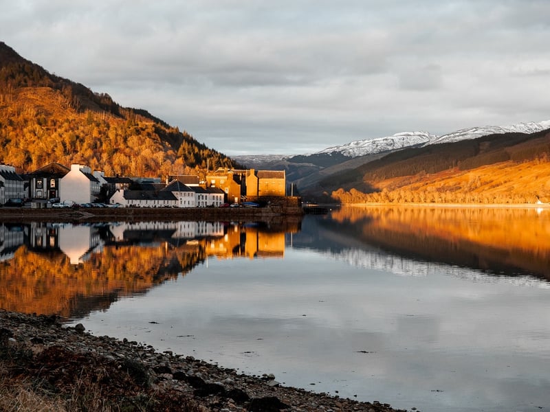 This beginner-friendly woodland walk is a must for nature lovers and history enthusiasts alike this autumn. The path winds through the historic Argyll Forest, revealing a stunning array of autumnal colours from the vibrant leaves of beech and oak trees that overlook the glorious waters of Loch Fyne.
The highlight of the walk is the Dun na Cuaiche Tower – an ancient watchtower perched on a hill offering breathtaking panoramic views of the surrounding landscape, which truly comes to life in the autumn.
Nestled on the banks of the water on the other side of Inveraray is the Loch Fyne Hotel & Spa – the ideal place for walkers to relax after an autumnal stroll.
For those looking to marvel at the beautiful scenery whilst being pampered, the outdoor Thermal Experience at the hotel’s Shore Spa offers stunning views over Loch Fyne and the chance to get close to the sounds and sights of nature.
And what’s more, this four-star hotel is also dog-friendly – meaning your pooches can relax alongside you after a long day of walking.