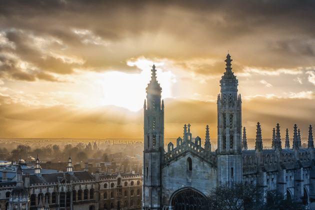 Best known for its world-class university, alumni of which include Sir Isaac Newton, Alan Turing, Stephen Hawking and Sylvia Plath. Besides a punting tour along the canals, visitors can take in the world-renowned collections at the Fitzwilliam Museum and marvel at the breathtaking architecture of King's College Chapel. 🎯 91.11