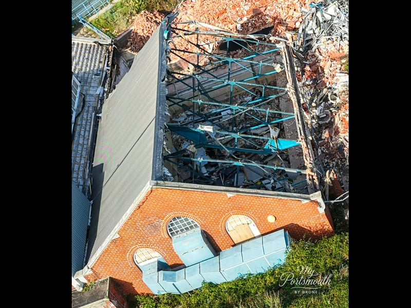 Demolition of the roof of the pool 