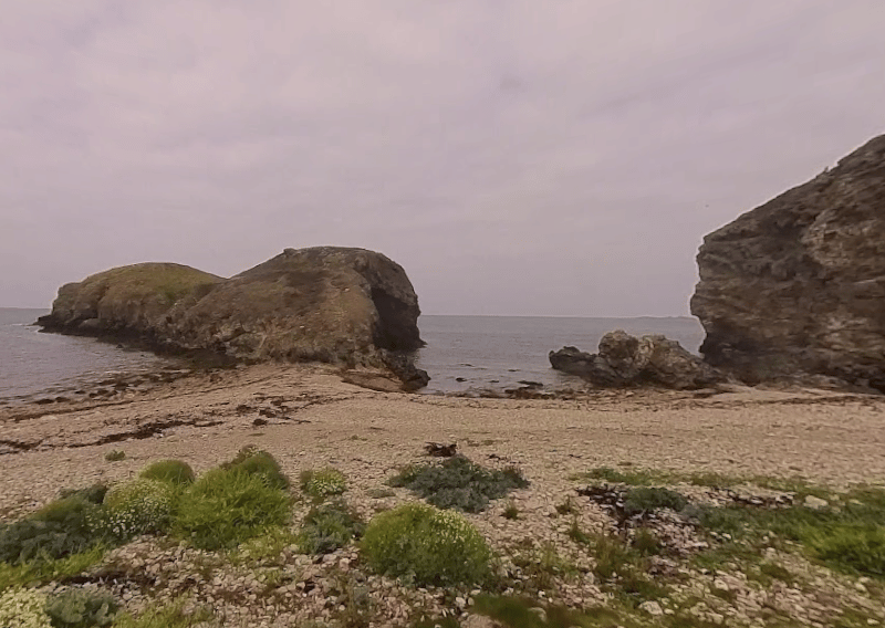 Traeth Ynys y Fydlyn is a rocky outcrop on the North West coast of Anglesey. This remote pebble beach is part of the Anglesey coastal path that covers the whole island. The average is 4.9 stars and it has 76 reviews.