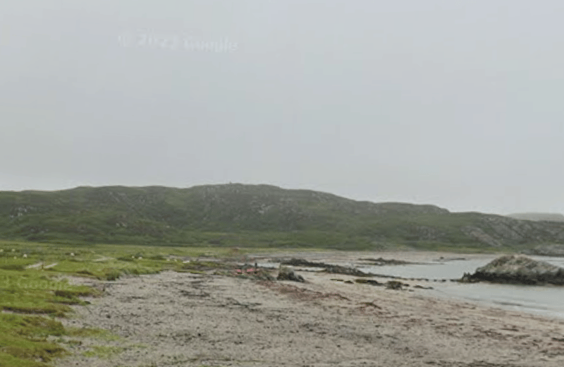 Uisken Beach, just beyond Bunessan on the Isle of Mull, is easily accessible by car. This hidden spot is a sandy bay with rocky outcrops. It has been called "very picturesque" and has received 84 reviews while averaging at 4.9 stars.