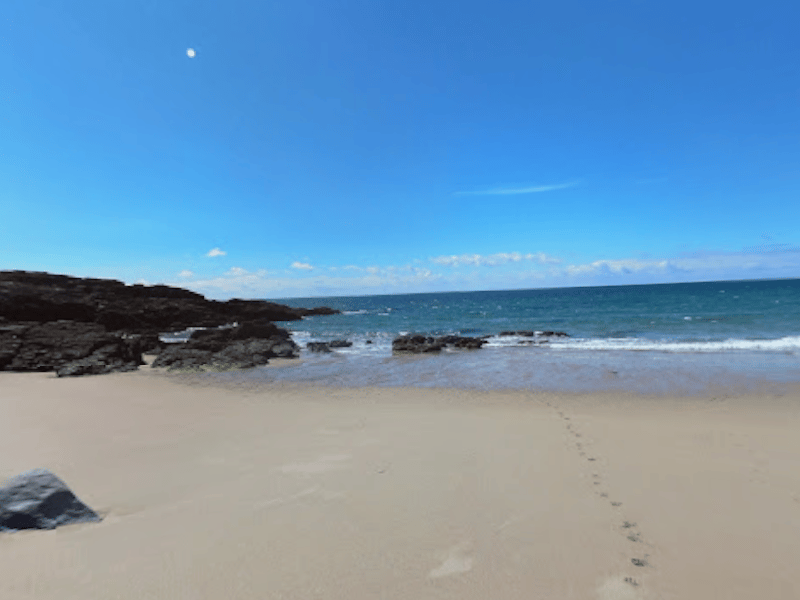 Gara Rock Beach, also known as Seacombe Sands, is a secluded, golden-sand cove on the South Devon coast with clear turquoise water. It has an average of 4.8 stars and a total of 86 reviews.