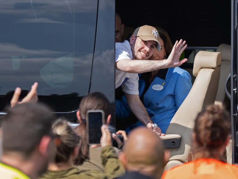 Former hostage Eitan Mor waves to supporters outside Beilinson Hospital in the Rabin Medical Centre in Petah Tikva, Israel
