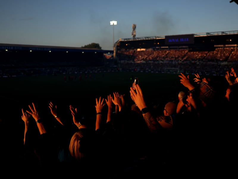 Percentage of stadium filled: 93%.