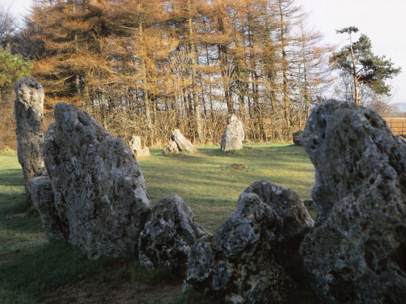 These ancient megalithic stones are steeped in folklore. According to legend, the stones are petrified knights and their king, and a witch is said to haunt the area. Visitors have described the site as "eerie" and reported a powerful, mystical energy. 👻 7.69/10