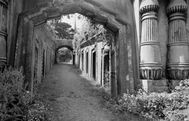 As one of the world's most famous Victorian cemeteries, Highgate is renowned for its gothic atmosphere. Visitors often feel an unsettling presence and have reported sightings of the Highgate Vampire, a tall, dark figure said to lurk among the tombs. 👻 7.08/10