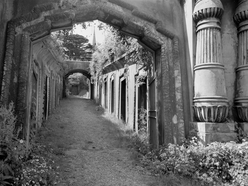 As one of the world's most famous Victorian cemeteries, Highgate is renowned for its gothic atmosphere. Visitors often feel an unsettling presence and have reported sightings of the Highgate Vampire, a tall, dark figure said to lurk among the tombs. 👻 7.08/10