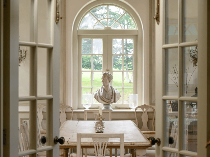 At Cakemuir, two original stone circular turnpike staircases still serve the interior, giving access to accommodation set over four floors. The principal rooms on the ground floor incorporate a large, bright reception hall and formal dining room. The reception hall is currently being used as a formal sitting room with a central open fireplace. Three pairs of French windows lead out to the south facing garden terrace, making this a fantastic entertaining space in both the summer and winter months.