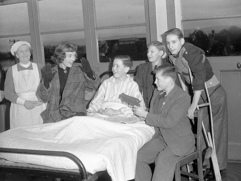 Petula Clark in Edinburgh, December 1957, visiting children in hospital.