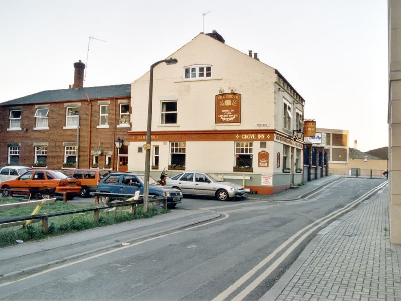 A view looking down Back Row to the junction with Stone Row. The Grove Inn public house can be seen on the corner, with the main red brick building, including the frontage, rendered in cream. Pictured in November 1999.