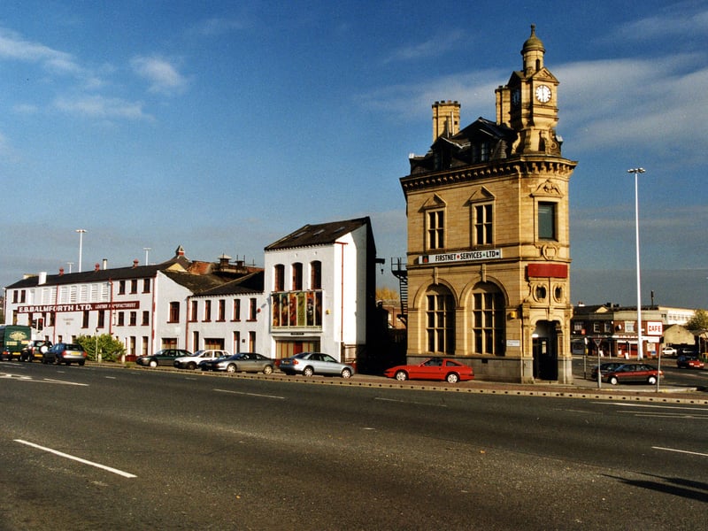 Meanwood Road with Sheepscar Street South visible on the right in November 1999. On the left, the white building is E. B. Balmforth Ltd., leather manufacturer, demolished in 2008. On the right is the former Midland Bank building.
