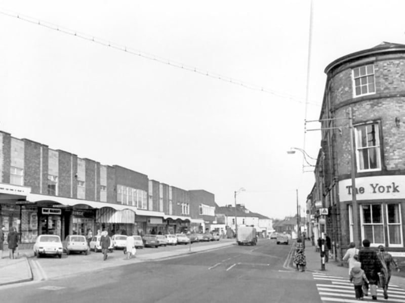 Fulwood Road, Sheffield, in March 1976, with Broomhill Shopping Centre to the left and The York Hotel on the right