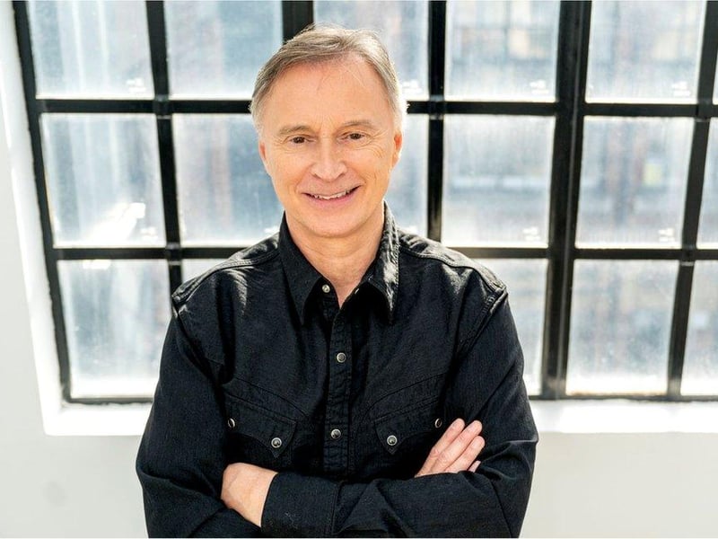 Robert Carlyle was born in Maryhill in 1961 to Elizabeth who was a bus company employee and Joseph Carlyle who was a painter and decorator. Carlyle was a pupil at North Kelvinside Secondary School before leaving school at the age of 16 with no qualifications.