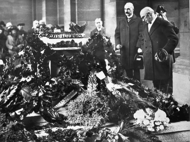 Scottish entertainer Sir Harry Lauder's funeral in February 1950. The Duke of Hamilton read the service and wreaths were sent from all over the world.