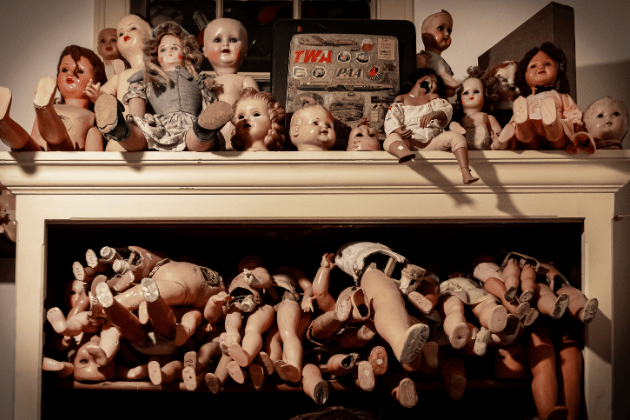 One of the area's most popular horror-themed attractions. You're trapped in the chilling workshop of "The Dollmaker" and must solve intricate puzzles to avoid becoming their next creation. The room is known for its intense atmosphere and immersive, detailed set design. 📍 ROKT Brighouse, Millroyd St, Brighouse, HD6 1EY