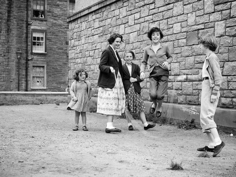 Girls playing skipping ropes in Lapicide Place, Leith, in August 1957.