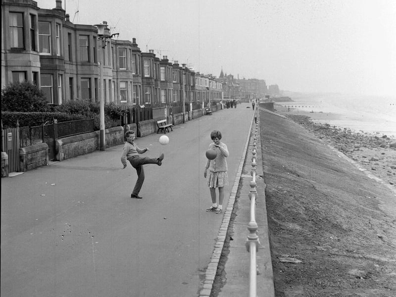Children playing on Portobello Promenade in July 1961.