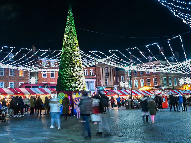 Held in the historic Newark Market Place, this event features a range of stalls selling Christmas items, everyday staples, and festive food. Organised by the Town Council, it is a centrally located, family-friendly event that serves the eastern Nottinghamshire community. 🗺️ Newark Market Place, Newark-on-Trent, NG24 1DU