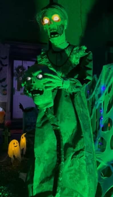 Keeley's latest animatronic from America is this frightening zombie holding a wriggling severed head.