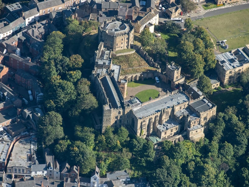 The University of Durham is said to be a medieval romance at its finest. Durham Cathedral dominates the skyline while the River Wear winds around the city, creating riverside walks perfect for clearing your head between study sessions. The cobbled streets and ancient college buildings make every day feel like stepping back in time.