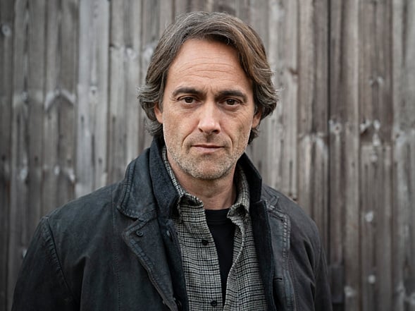 Irish actor Stuart Townsend plays Edward ‘Ed’ Tulloch in Shetland series 10, the estranged son of the victim. Described as "handsome and charming" he catches the eye of DI Calder, despite his clear grief and regret about his mother. Townsend may best be recognised from his role as Lestat in the 2002 film adaptation of Queen of the Damned, as well as shows such as Will & Grace, Betrayal, Salem and more.