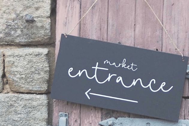 This is an upscale festive market hosted at the elegant Norwood Park venue, offering a curated selection of over 45 local suppliers within the historic house and grounds. It focuses on unique Christmas gifts, seasonal produce, and delicious food. 🗺️ Norwood Park, Halam Road, Southwell, NG25 0PF