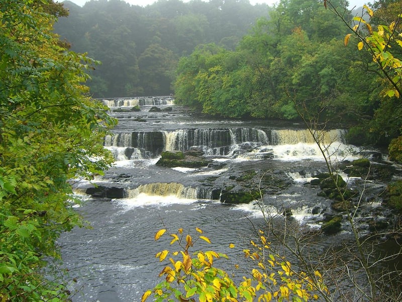 These broad, triple-tier waterfalls cascade over limestone steps and stretch for nearly a mile along the River Ure. They are particularly spectacular after a heavy Yorkshire rainfall and were famously used as a filming location for Robin Hood: Prince of Thieves.
