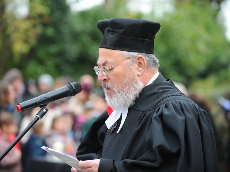 Rabbi Anthony Gilbert leads the service.