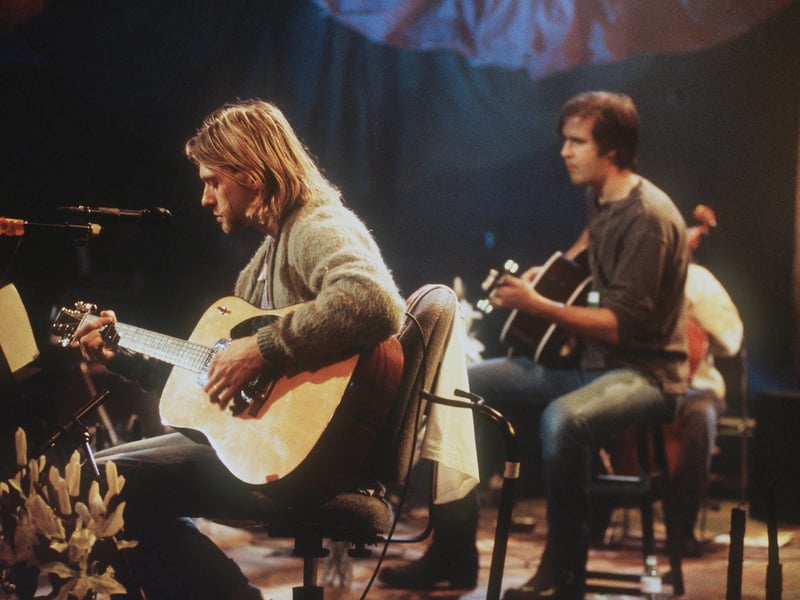 The set list was unique, featuring mostly lesser-known songs and six cover songs instead of their major radio hits. This choice defied MTV’s pressure to play chart-toppers and prioritized the band’s artistic integrity and influences.