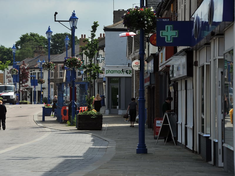 Commercial Street in Rothwell is transformed for this lively switch-on. Expect late-night shopping, local market stalls, live performances, and funfair rides, all leading up to the main event as the town glows with Christmas lights. 🎄 Commercial Street, Rothwell, LS26 0QD.