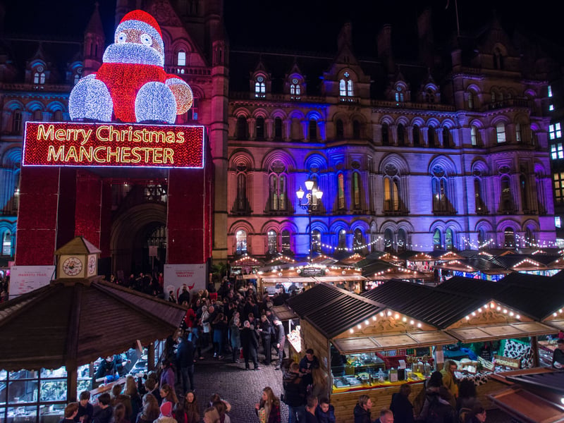 The UK's original and arguably one of the most famous Christmas markets. Sprawling across multiple city squares, Manchester offers hundreds of stalls serving a diverse range of food, from Dutch mini-pancakes to high-quality German sausages. A fantastic atmosphere and the largest market for serious festive shopping. 📍Albert Square (Central hub, stalls spread across the city centre), Manchester, M2 5PE