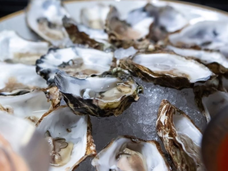 Guests select one freshly prepared main from a seasonal menu, such as roast striploin of beef with Yorkshire pudding or roast lamb with rosemary chips. The selection of food available is based around the best of Scottish produce.