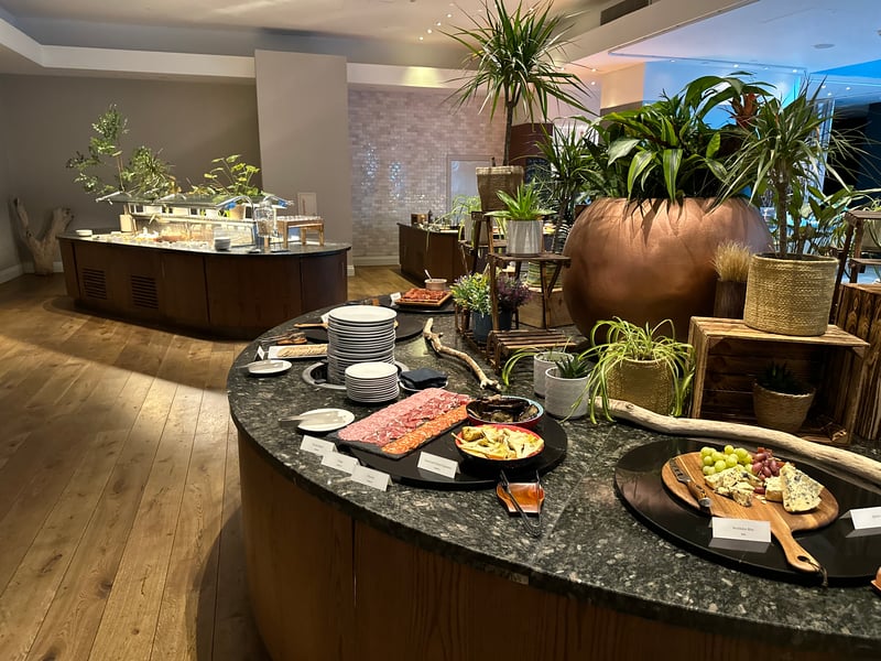 You will find stations layers with different options to enjoy before your main course is served at your table, including aa seafood station with oysters, langoustines, and smoked salmon, alongside charcuterie, artisan cheeses, and international salads.
