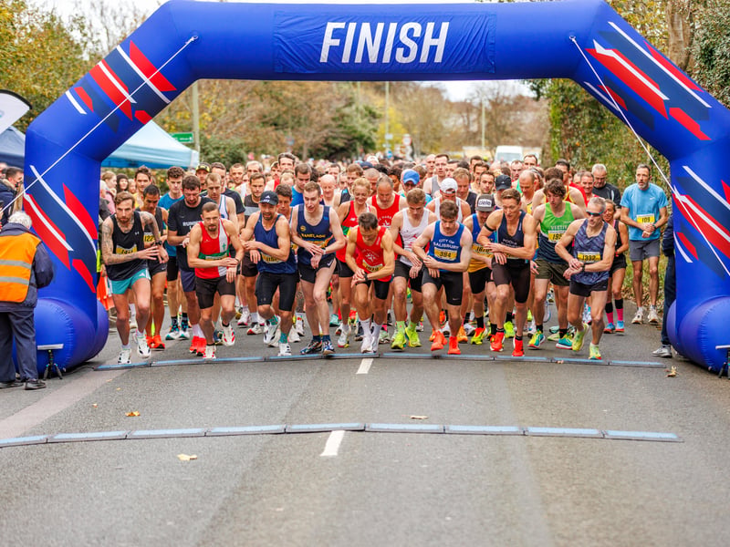 The first set of runners get started.