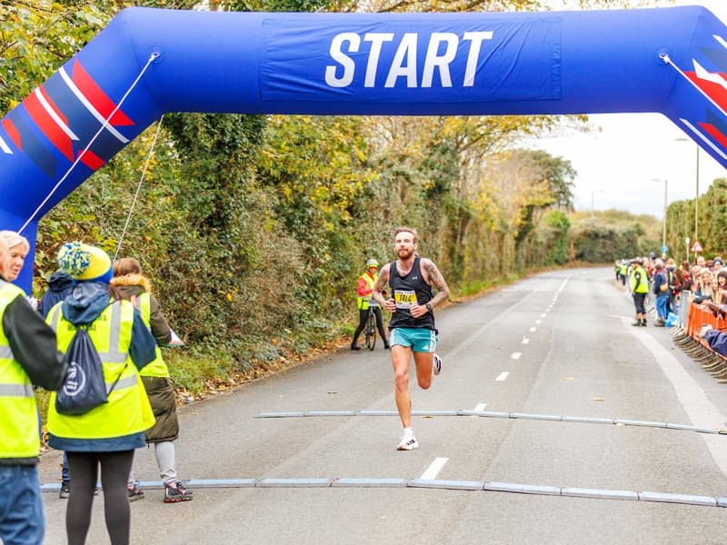 The first runners cross the finish line.