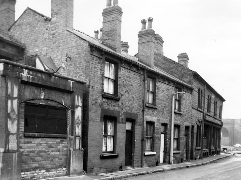 Bridge Road in November 1965.  At the far end is a large rundown property at number 16, located at the corner with Czar Street.