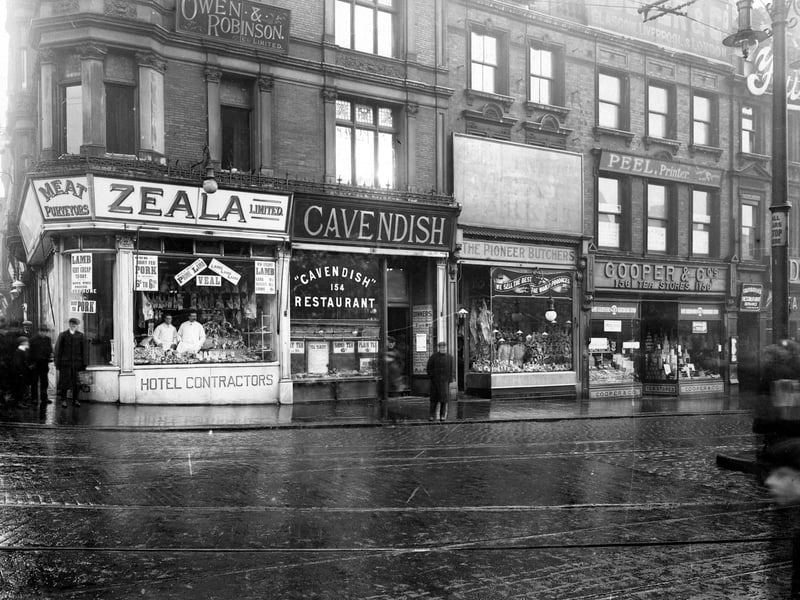 The junction of Duncan Street and Briggate in February 1908. Zeala Meat Co Ltd Butchers at 153 with Cavendish Restaurant at 154. Next to this is the Central Meat Market with Cooper and Co Tea Stores at 56 and Peels Printers above. A sign for Fairburn restaurant entrance can be seen.
